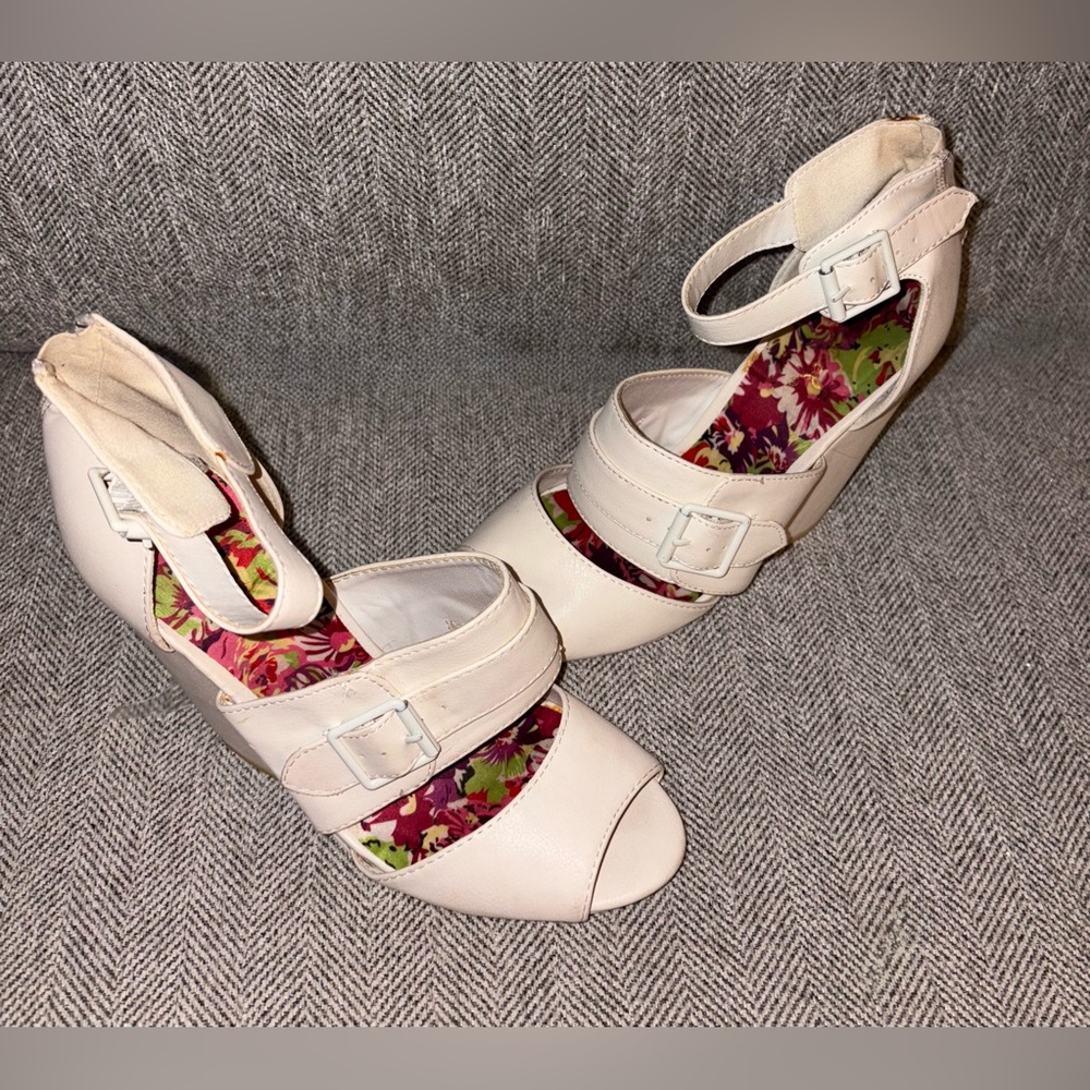 Cream women’s shoes size 6 Halloween accessory